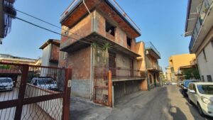 Cod.:14529 Intero stabile con 2 appartamenti zona centrale Gravina di Catania