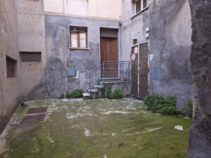 Casa Indipendente su 3 livelli a Paternò. Cod. 18349