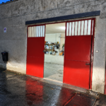 Officina illuminata nella notte piovosa